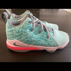 Girls Lebron 17 shoes